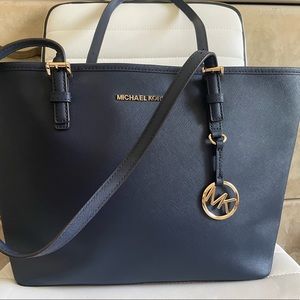 Michael Kors Jet Set Tote. Medium in Navy